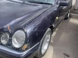 Mercedes-Benz E 320 1996 года за 2 700 000 тг. в Караганда – фото 2