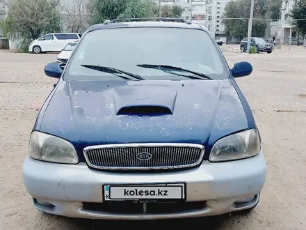 Kia Carnival 2001 года за 1 300 000 тг. в Байконыр – фото 2