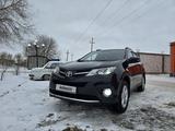 Toyota RAV4 2015 года за 11 500 000 тг. в Актобе – фото 2