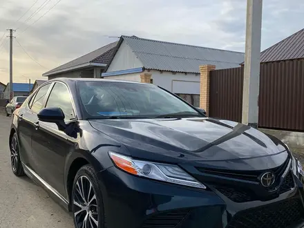 Toyota Camry 2019 года за 10 000 000 тг. в Атырау