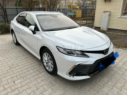 Toyota Camry 2023 года за 16 000 000 тг. в Атырау