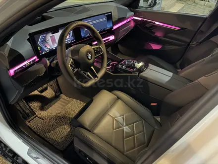 BMW 530 2024 года за 35 500 000 тг. в Астана – фото 13