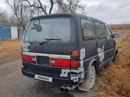 Toyota Granvia 1996 года за 3 000 000 тг. в Караганда – фото 2