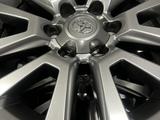 Оригинальные 18 диски и шины Bridgestone AT на Toyota Prado за 690 000 тг. в Алматы – фото 2