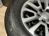 Оригинальные 18 диски и шины Bridgestone AT на Toyota Prado за 690 000 тг. в Алматы – фото 4