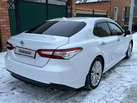 Toyota Camry 2021 года за 14 500 000 тг. в Актобе – фото 4