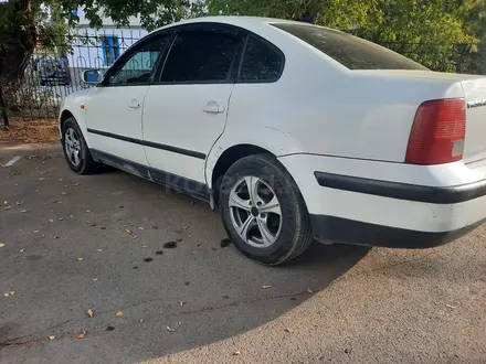 Volkswagen Passat 1997 года за 1 800 000 тг. в Уральск – фото 2