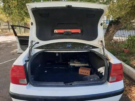 Volkswagen Passat 1997 года за 1 800 000 тг. в Уральск – фото 3