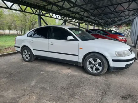 Volkswagen Passat 1997 года за 1 800 000 тг. в Уральск – фото 5