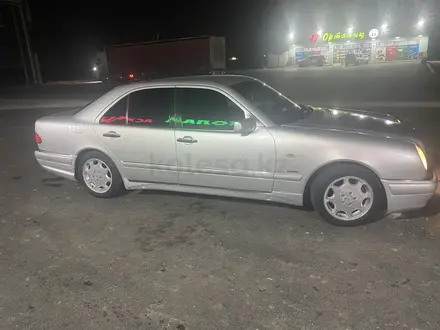 Mercedes-Benz E 280 1997 года за 3 800 000 тг. в Актау – фото 2