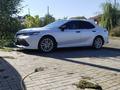 Toyota Camry 2018 года за 12 000 000 тг. в Уральск – фото 2