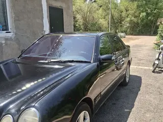 Mercedes-Benz E 230