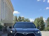 Toyota Highlander 2022 года за 19 500 000 тг. в Уральск – фото 2