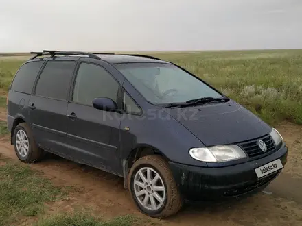 Volkswagen Sharan 1997 года за 2 500 000 тг. в Актобе – фото 3