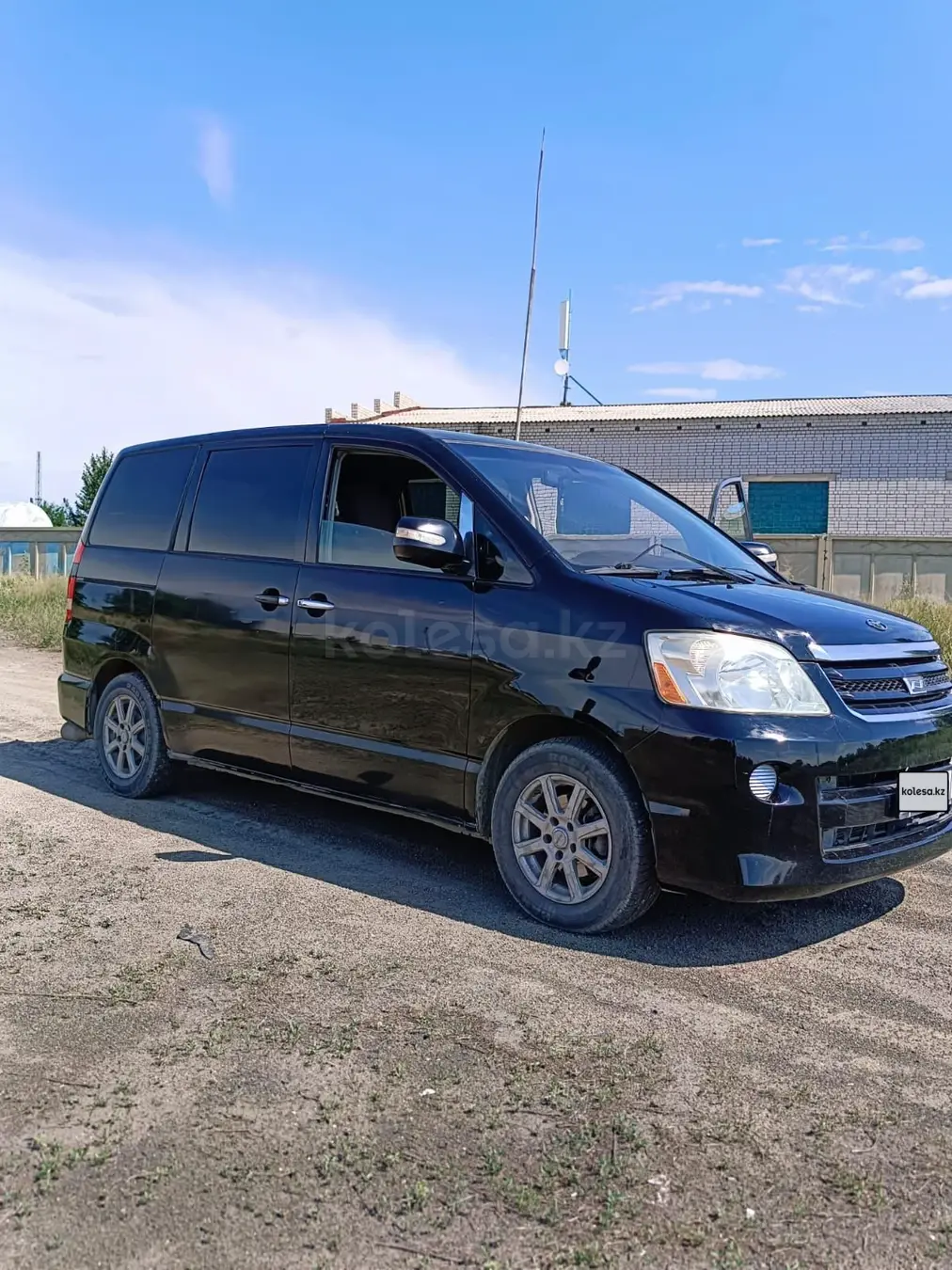 Toyota Noah, 2003