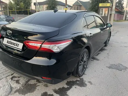 Toyota Camry 2018 года за 14 000 000 тг. в Алматы – фото 4