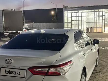 Toyota Camry 2018 года за 14 000 000 тг. в Уральск – фото 2