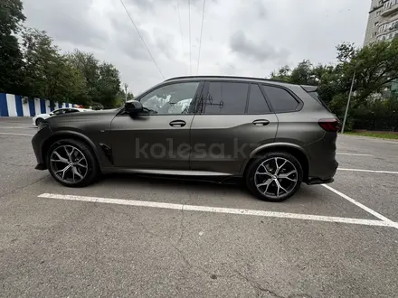 BMW X5 2022 года за 47 000 000 тг. в Алматы – фото 2