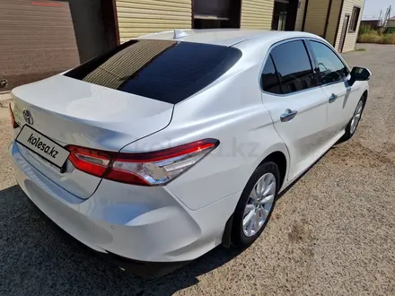 Toyota Camry 2020 года за 16 500 000 тг. в Атырау – фото 3