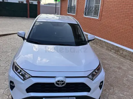 Toyota RAV4 2021 года за 17 500 000 тг. в Атырау – фото 3