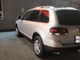 Volkswagen Touareg 2008 года за 7 300 000 тг. в Мерке – фото 5