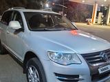 Volkswagen Touareg 2008 года за 7 300 000 тг. в Мерке – фото 4