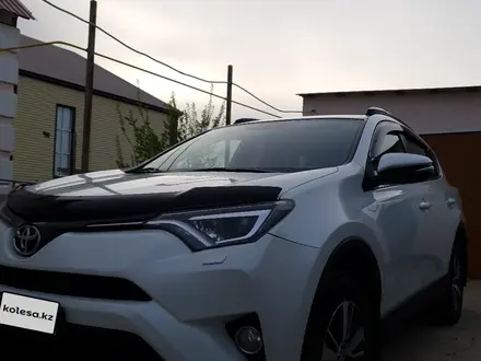 Toyota RAV4 2016 года за 9 999 990 тг. в Уральск – фото 2