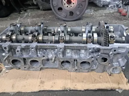 Головка двигателя 3RZ 2.7 в сборе катушечная оригинал toyota за 350 000 тг. в Алматы – фото 3