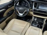 Toyota Highlander 2014 года за 13 900 000 тг. в Актобе – фото 2