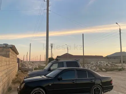 Mercedes-Benz E 320 1999 года за 3 000 000 тг. в Актау – фото 2