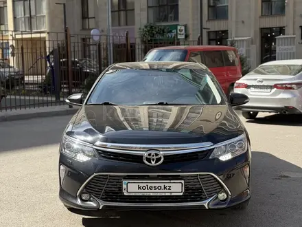 Toyota Camry 2017 года за 12 800 000 тг. в Караганда – фото 2
