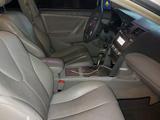 Toyota Camry 2011 года за 7 800 000 тг. в Актобе – фото 2