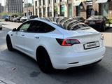 Tesla Model 3 2022 года за 10 700 000 тг. в Астана – фото 4