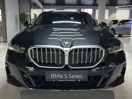 BMW 530 XDrive 2025 года за 49 900 000 тг. в Костанай – фото 2
