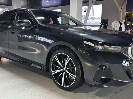 BMW 530 XDrive 2025 года за 49 900 000 тг. в Костанай – фото 3