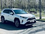 Toyota RAV4 2021 года за 15 800 000 тг. в Астана – фото 2