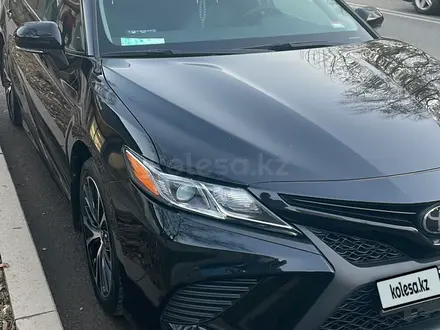 Toyota Camry 2020 года за 14 000 000 тг. в Алматы