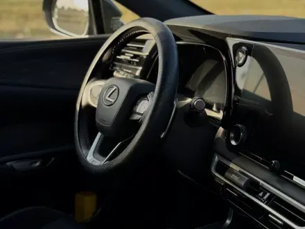 Lexus RX 350 2023 года за 40 000 000 тг. в Актобе – фото 13