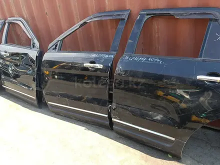 Двери, крышка багажника, стекло Ford Explorer 2014г. за 150 000 тг. в Алматы – фото 3