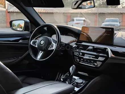 BMW 530 2022 года за 24 700 000 тг. в Алматы – фото 13