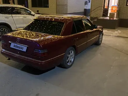 Mercedes-Benz E 220 1994 года за 1 800 000 тг. в Астана