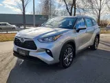 Toyota Highlander Luxe 2024 года за 29 500 000 тг. в Семей