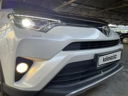 Toyota RAV4 2017 года за 14 900 000 тг. в Семей