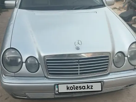 Mercedes-Benz E 320 1997 года за 2 500 000 тг. в Актау – фото 4