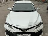 Toyota Camry 2021 года за 15 200 000 тг. в Шымкент – фото 2