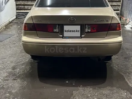 Toyota Camry 2000 года за 3 650 000 тг. в Караганда – фото 2