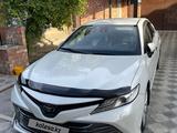 Toyota Camry 2018 года за 15 200 000 тг. в Туркестан – фото 2