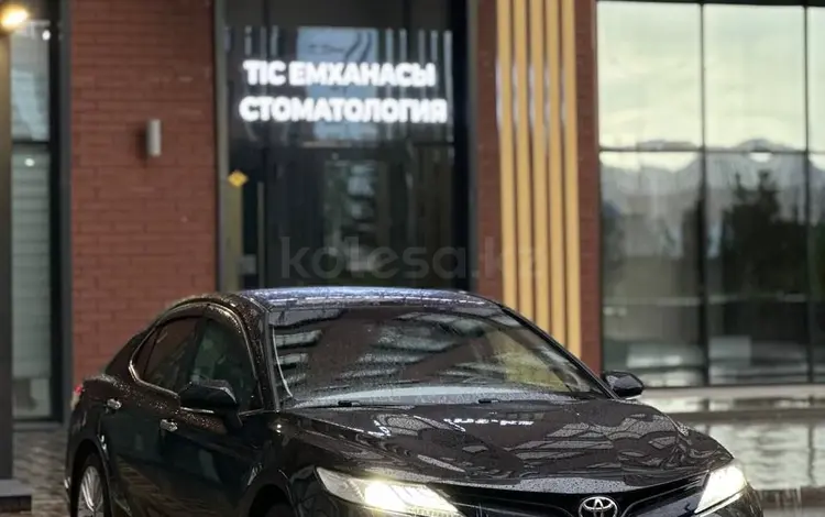 Toyota Camry 2018 года за 14 850 000 тг. в Астана