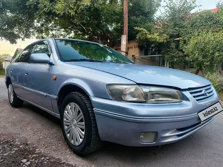 Toyota Camry 1998 года за 2 300 000 тг. в Алматы – фото 2