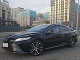 Toyota Camry 2021 года за 14 300 000 тг. в Атырау – фото 2